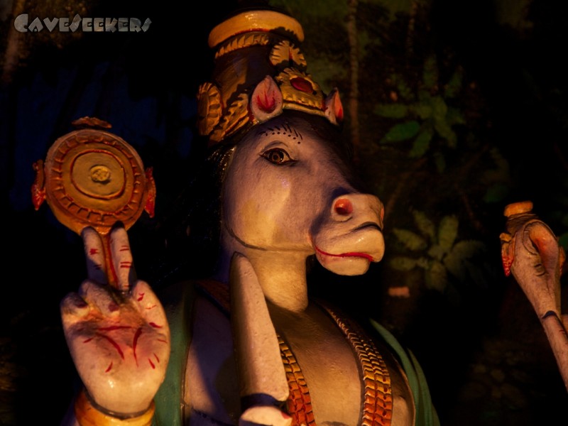 Batu Caves: Indischer Pferdekaspar mit vier Händen. Der 