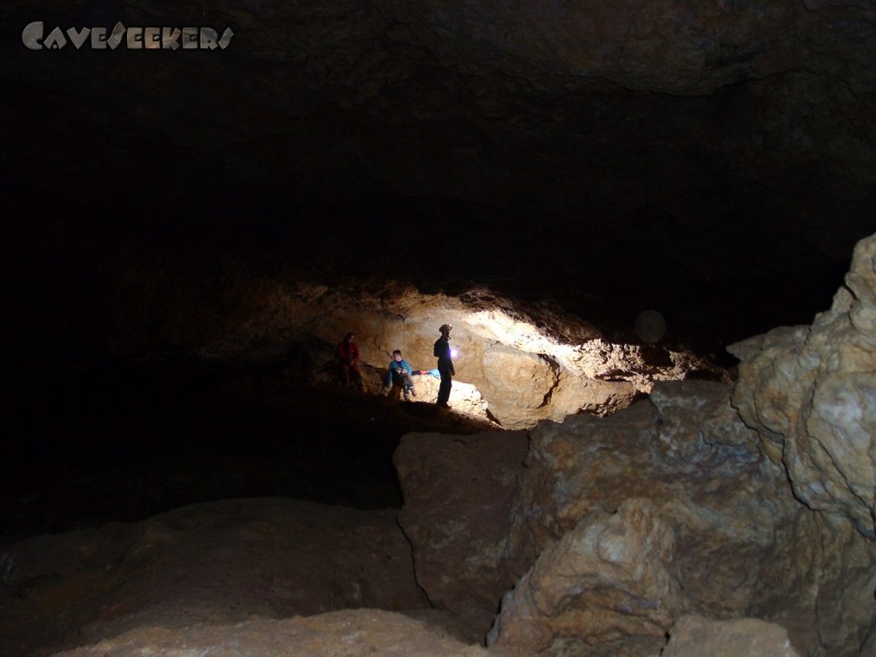 Bauernhöhle Lockenricht: Völlig erschöpfte CaveSeekers mit der versteckten Kamera aufgenommen.