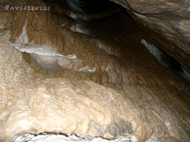 Brunneckerhöhle: Der Höhlenforscher weiß wie dieses Material heißt. Der CaveSeeker weiss nur, das es sich nicht um Sinter handelt, da das Zeug extrem weich ist.