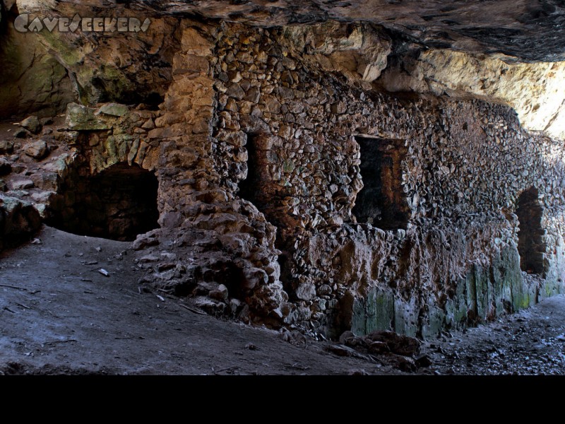 Burghöhle von Loch: Alte Gemäuer in der Eingangshalle