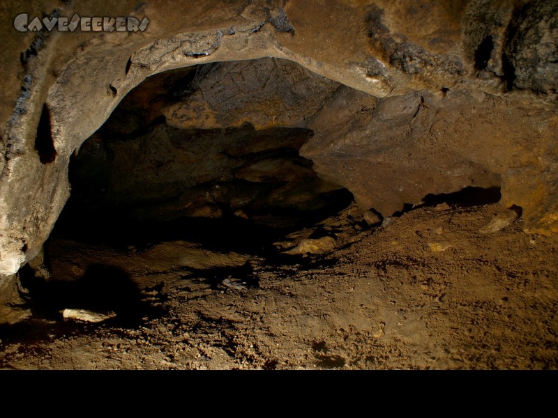 Burghöhle von Loch: Ein Schluf führt noch ein paar Meter in den Berg hinein