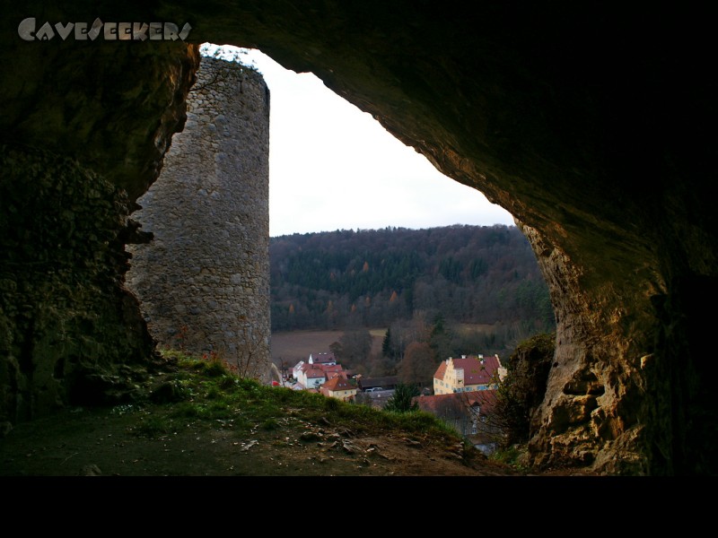 Burghöhle von Loch: Das geräumige Eingangsportal mit Blick auf Burgturm und Schloßbrauerei Eichhofen