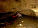 Buso della Rana - Der Siphon. Der CaveSeeker kriecht durchs Wasser.