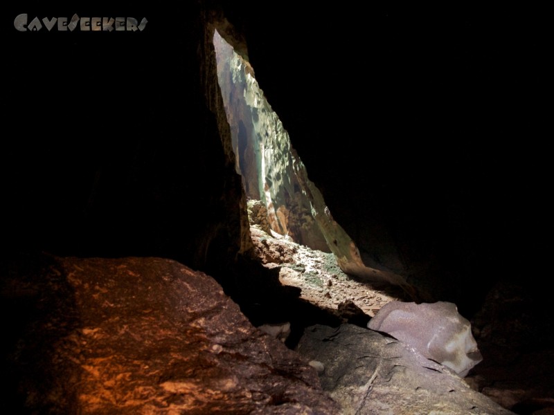 Dark Cave: Die größte Halle im Loch brilliert durch einen Tageslichtschacht ...