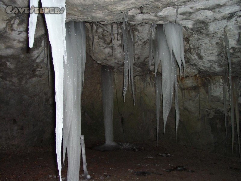 Esperhöhle: Zahlreiche Eisformationen können auch ausserhalb der Höhle bewundert werden. Es kann jedoch davon ausgegangen werden, dass diese im Sommer nicht anzutreffen sind.