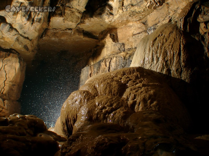 Falkensteiner Höhle: 100 Meter vom Eingang entfert. Die erste rießige Versinterung. An den Wasserspritzern kann erkannt werden, dass es sich um eine lebende Versinterung handelt.