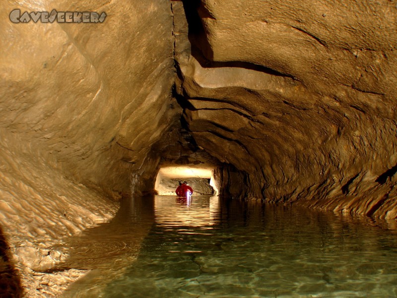 Falkensteiner Höhle: Ein eher unübliches Gangprofil im Loch.