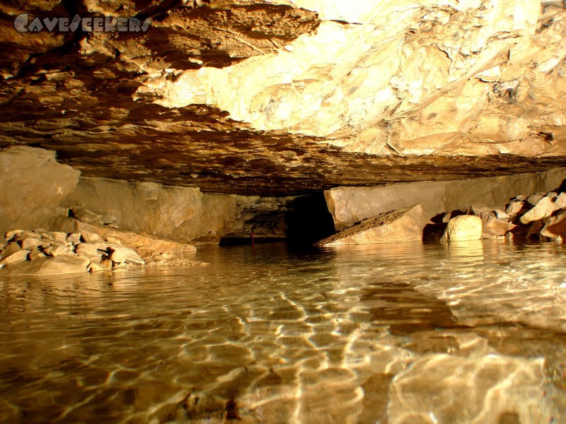 Falkensteiner Höhle: Der erste 'Siphon'. Ohne Taucherbrille leicht zu meistern.