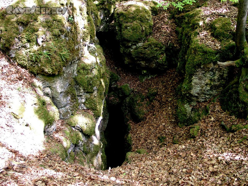 Felsenloch H: Der Einsteig. GerÃ¤umig und nicht besonders tief.