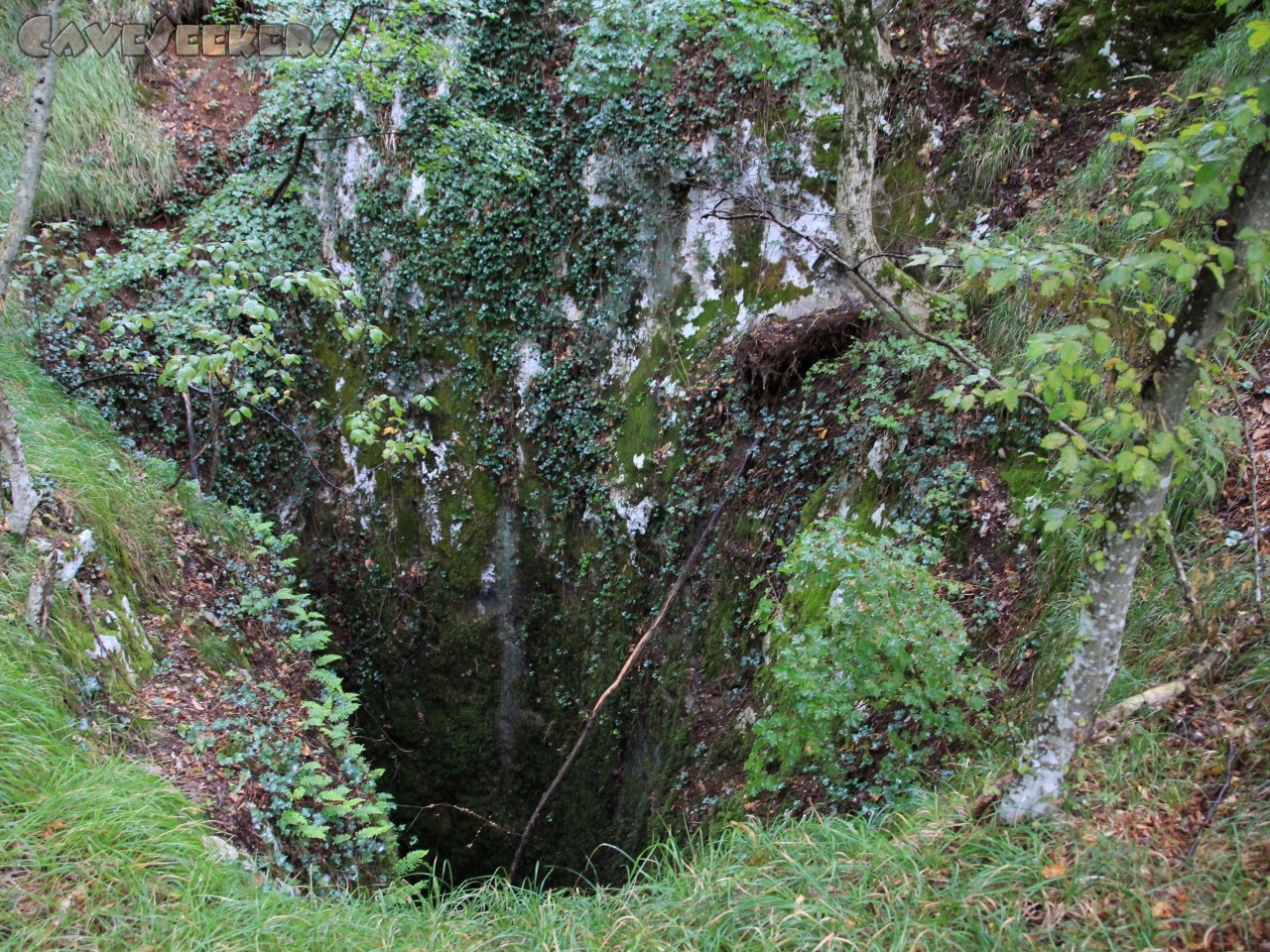 Globoka Jama: Das Loch.