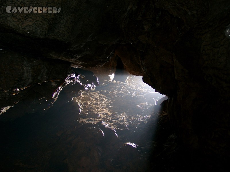 Große Heroldsreuther Höhle: Der Eingang um 21:37.
