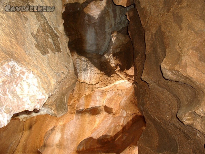 Große Spielberghöhle: Im Eingangsbereich läßt sich bereits ein etwas anderer Höhlencharakter feststellen: Keine Tropfsteine, dafür aber viel Platz. Und nur sehr wenig Dreck.