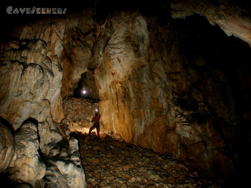 Grotta Sercetova: Die Mauer. Wer genau kuckt, erkennt auch das Seil.