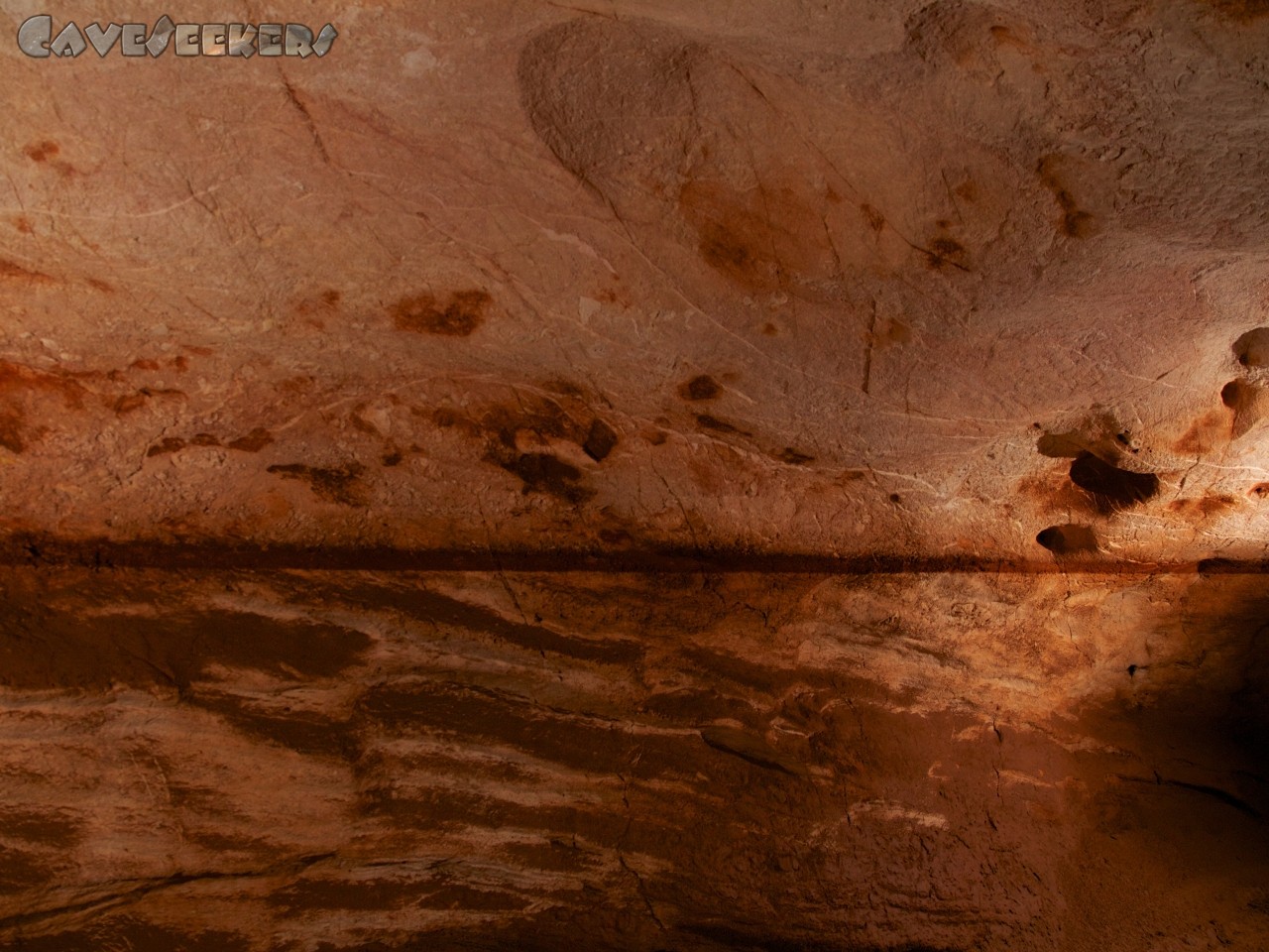 Grotta del Fico: Eine wunderbare Wassermarke. Schön in rot. Da man sich grob 50 Meter über dem Meeresspiegel befindet, muss wohl hier der Höhlenforscher erst noch einige Markierungsversuche gestalten, um herauszufinden, wie das wohl passiert ist.