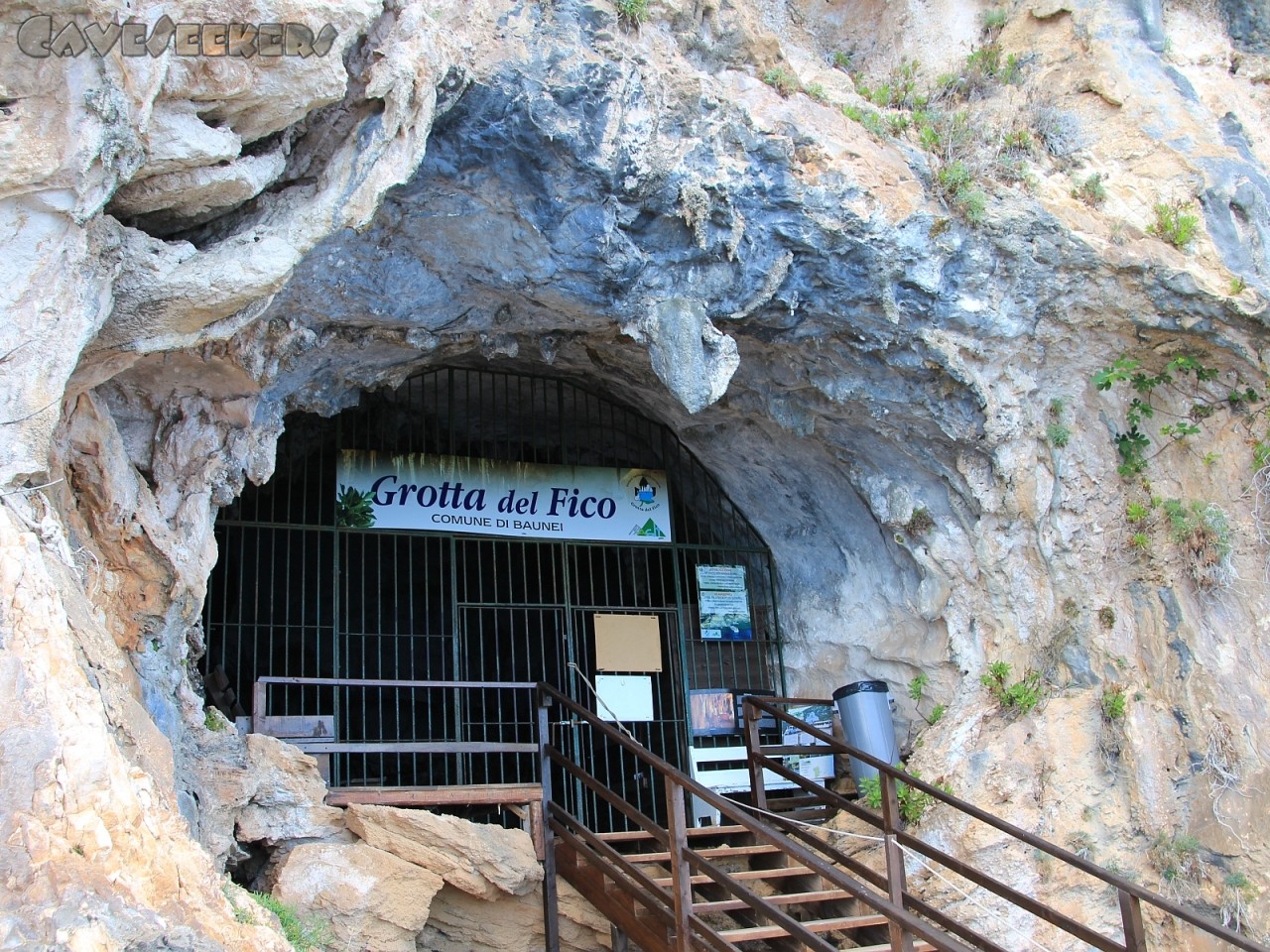 Grotta del Fico: Der Eingang wird der Höhle nicht gerecht. Die Gitterstäbe müssten aus Edelstahl sein. Dann würde es passen.