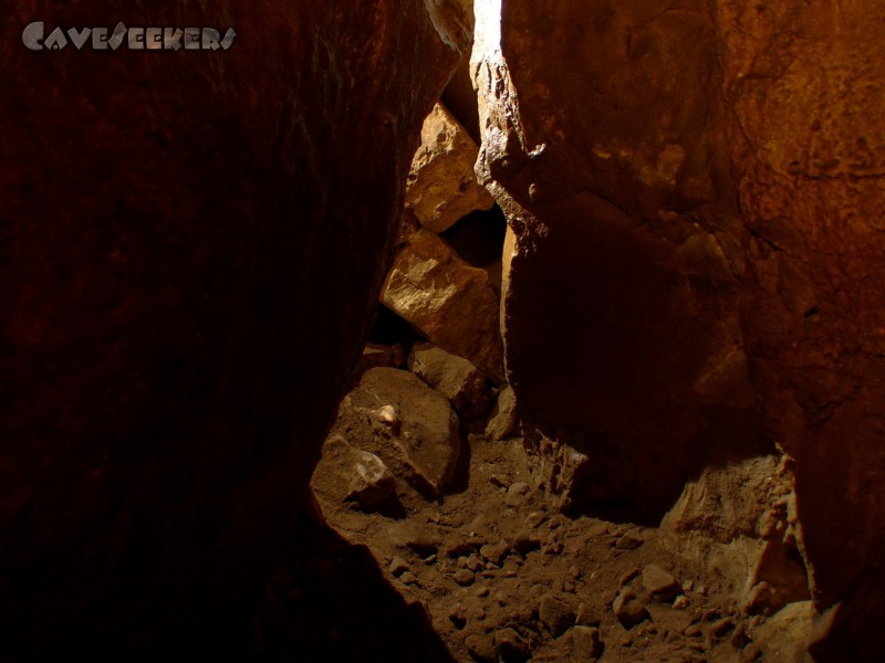 Grotte De La Salamandre: Zweiter Schluf. Direkt vorm Spalt.