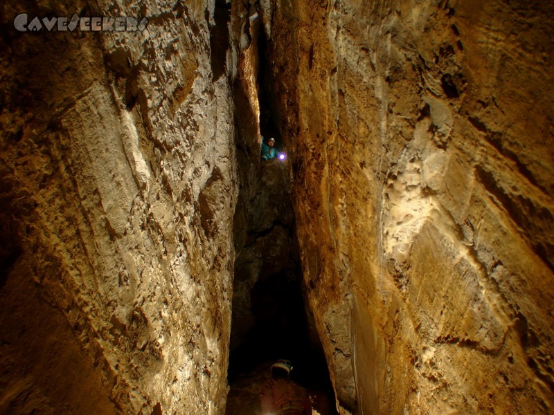 Grotte De La Salamandre: Das Ende der Spalte. Kleiner Mann ganz oben.