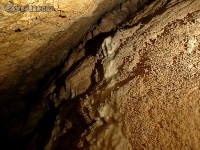 Grotte De La Salamandre: Sinter in kleiner Kammer.