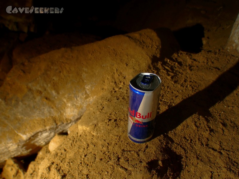 Grotte St-Barbe: Verformter Red Bull. Noch verschlossen.