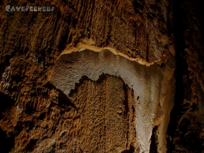 Grotte St-Barbe: Wandsinter mit Lücke.