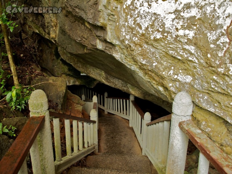 Gua Kelawar - Der Eingang zum Loch. Bereits hier ist zu erkennen: Es wird eng. Zusätzlich umweht den Höhlengänger bereits hier ein gar betörender Geruch nach frischem Schiss.