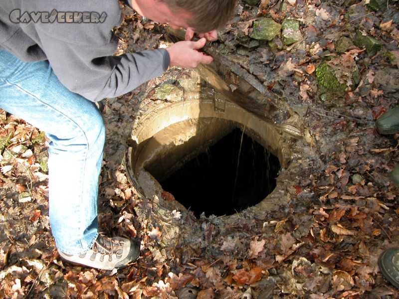 Heinzengrabenhöhle: ... bis ein Gullideckel entdeckt wurde.
