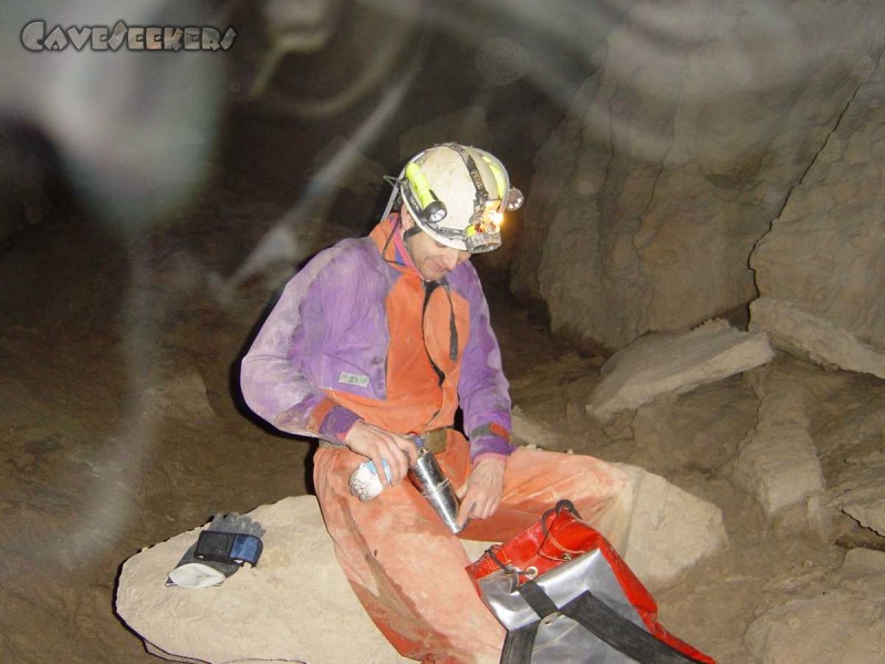 Hirlatzhöhle: Herr Konopac im alten Höhlenteil unterwegs.