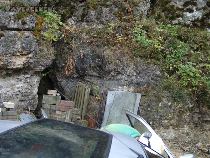 Höhle in Loch: Offener Eingang im Hof.