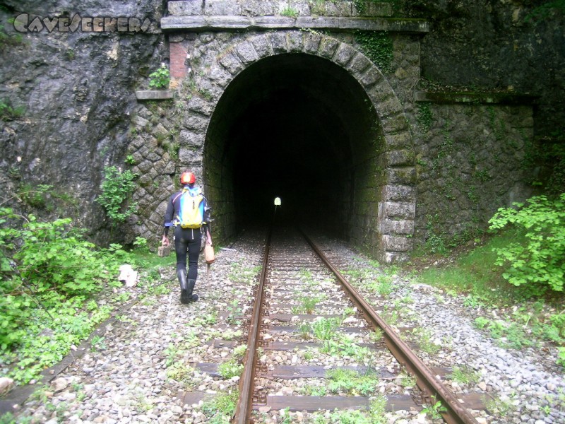 Höhnbergtunnelhöhle: Der Tunneleingang mit Wipplinger. Zu erkennen an den extrem muskulösen Waden und den beiden Peli-Boxen.