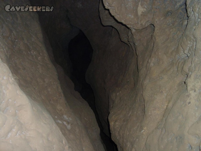 Hohberghöhle: Der Einstiegsschacht mit den zwei Gesichtern.