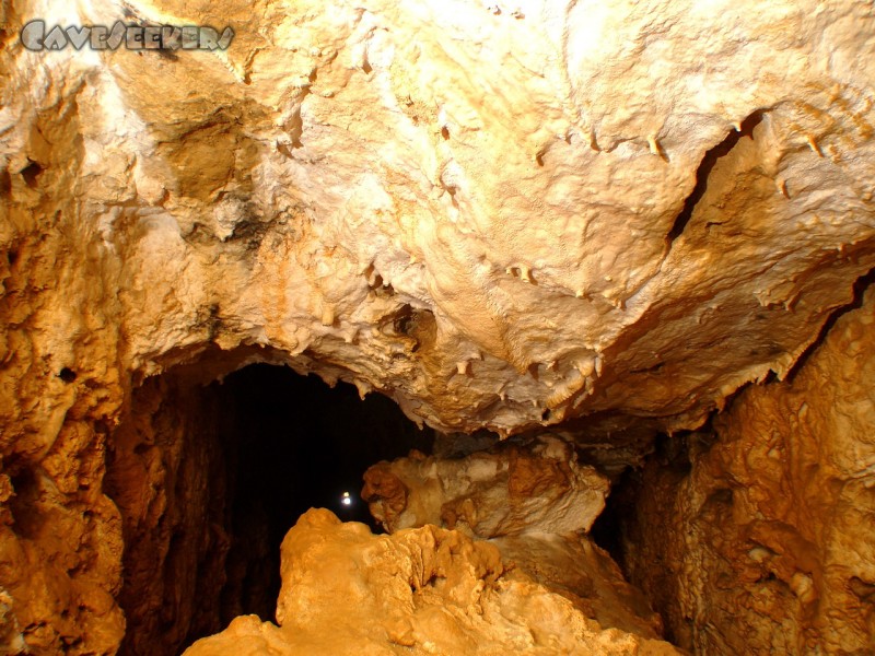 Hohberghöhle: Die Hinterlassenschaften diverser Karbidkaspare.