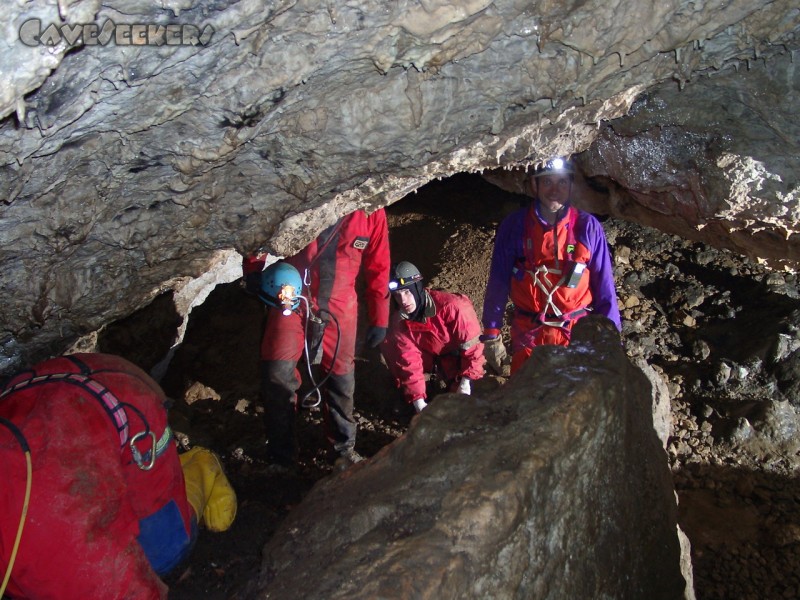Hungenberghöhle: CaveSeekers bei der Überprüfung der Gesamtsituation.