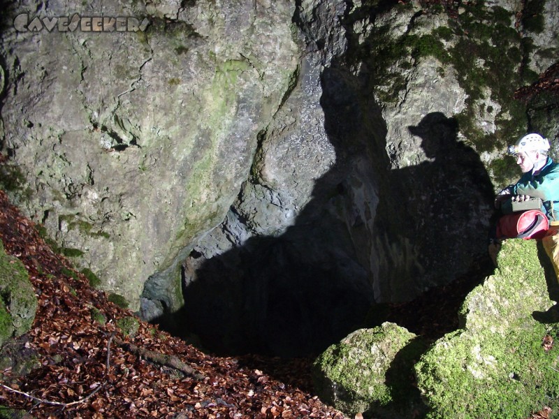 Hungenberghöhle: Herr Nehls vor Höhleneingang, erschöpft - aber mit Schatten.