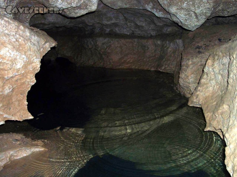 Kollerberghöhle: Der grosse See. Hier sollte der anspruchsvolle Höhlengänger sein Schlauchboot bei der Hand haben.