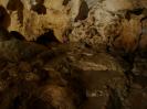 Mammuthöhle - Man beachte das auf dem Wasser schwimmende Material. Der Höhlenforscher weiss wohl, um was es sich handelt. Wir vermuten Kalk, welcher dazu dient, die Sinterbecken zu vergrößern.