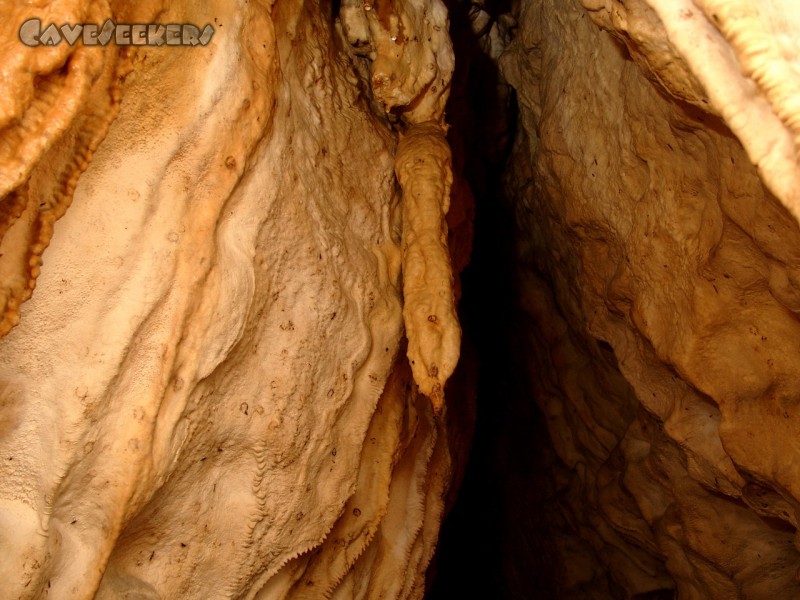Meanderhöhle F.: Auch ein paar relative normale Tropfsteine finden sich hin und wieder.