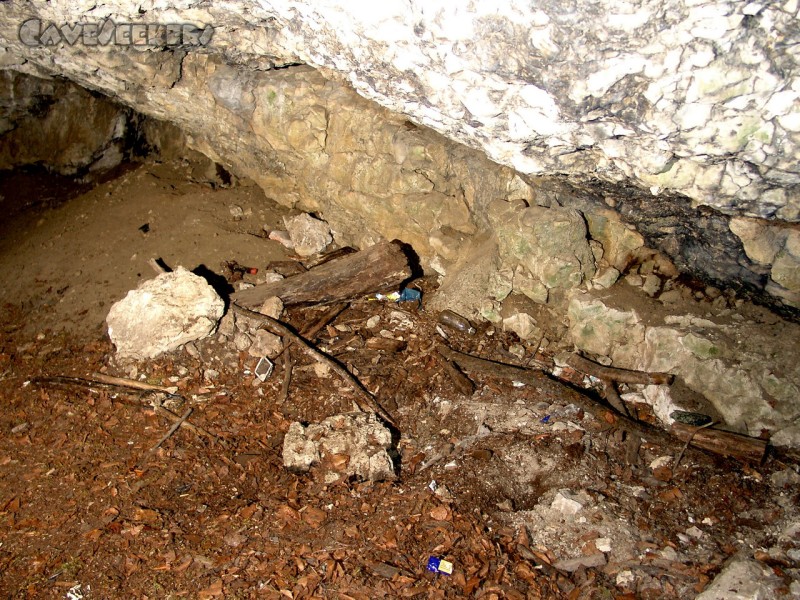 Osterloch: Einladend: Nur wenig Unrat. Steckt darin vielleicht das Abenteuer? Knochen längst vergessener Zoolithen? Oder der Zugang zu einer der anderen größten Höhlen in der Region?