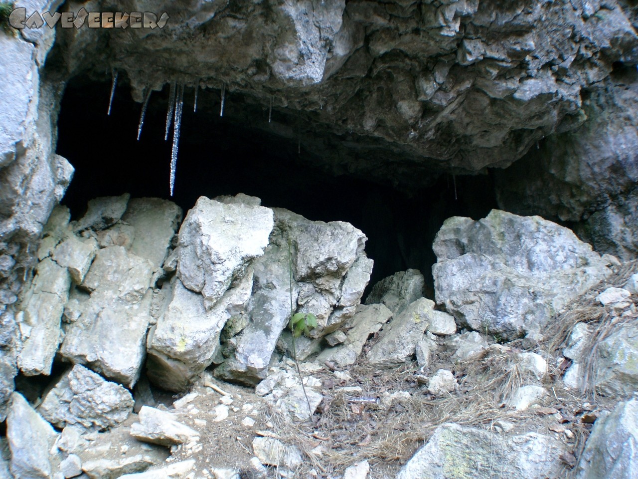 Pritchinški - Der richtige Höhleneingang. Schön mit Eiszapfen.