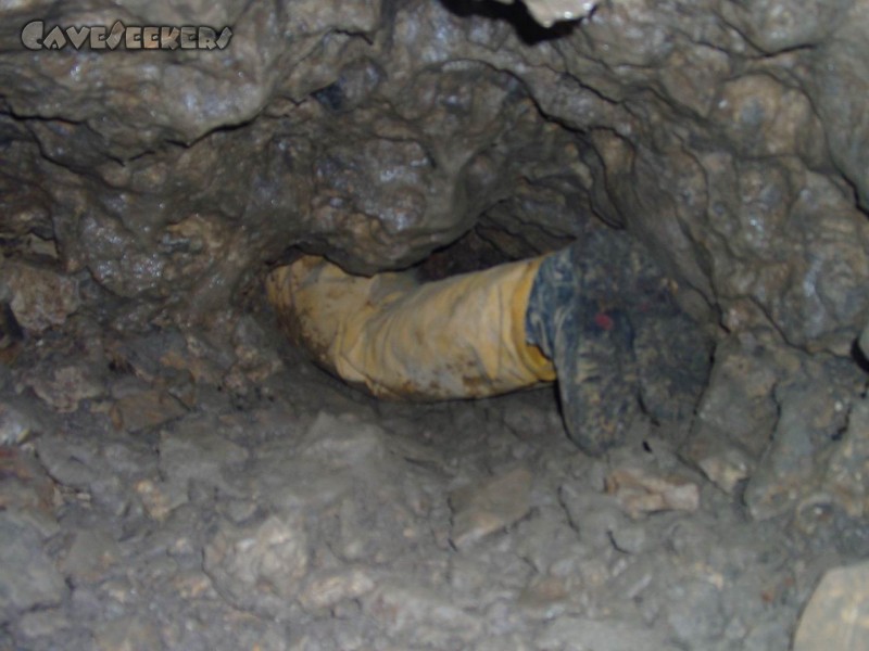 Pumperhöhle: Durch dieses Loch im Eingangsbereich müssen sie kriechen.