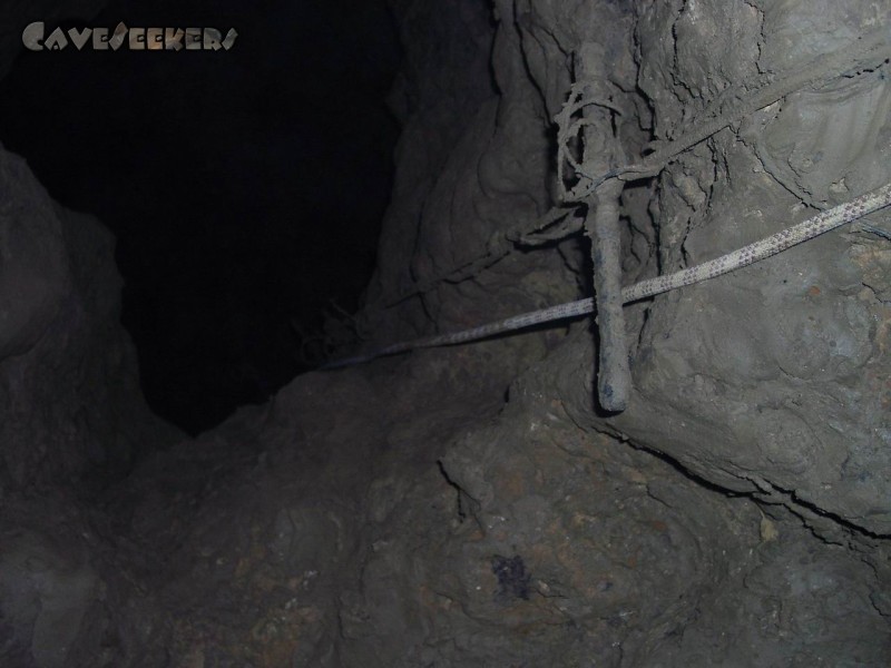 Pumperhöhle: Vorsichtshalber wurde ein eigenes Seil angebracht.