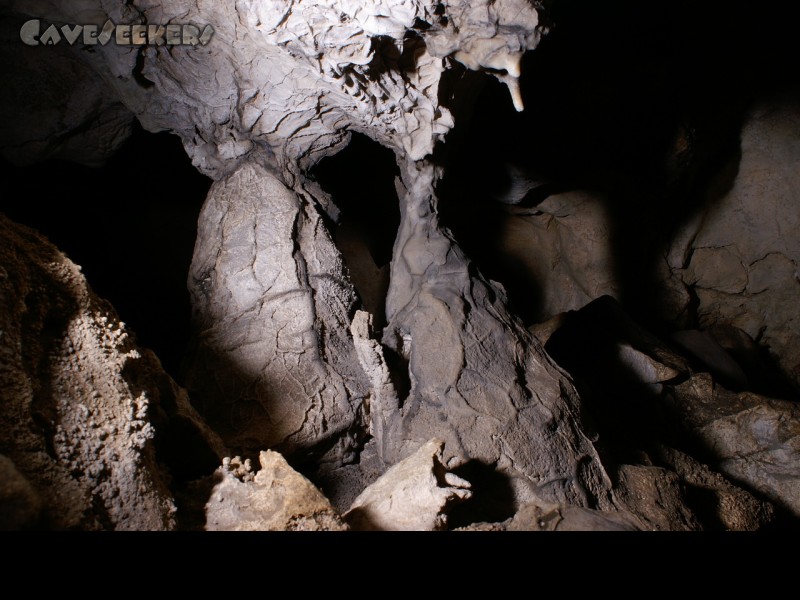 Räuberhöhle: Altsinter in einer seitlichen Spalte.