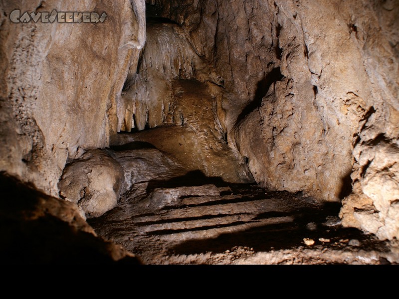 Räuberhöhle: Ein kleiner Sinterwasserfall, so ziemlich das Schönste was die Höhle zu bieten hat.
