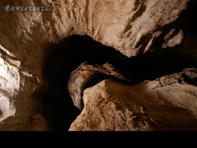 Räuberhöhle: Blick im Eingangsschluf nach oben.