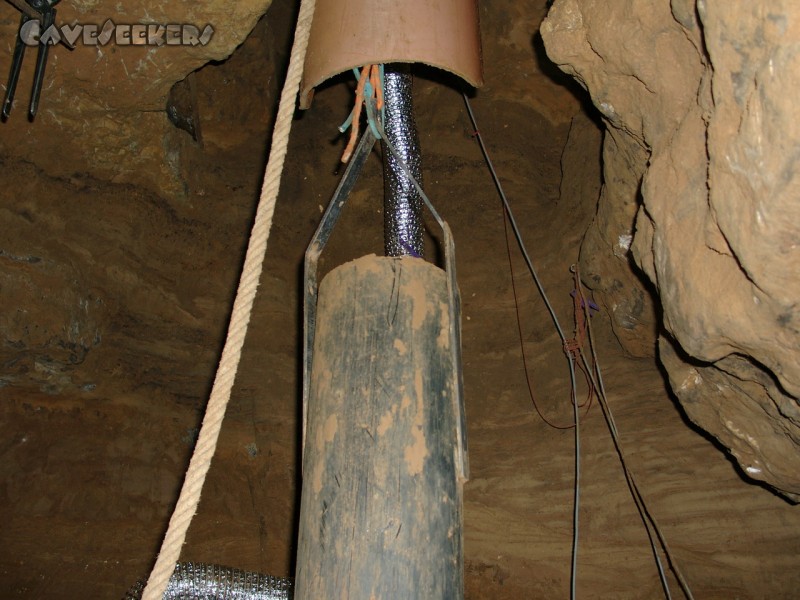 Randdesacker Erdfall: Bombe kurz vor dem Aufschlag am Höhlenboden.