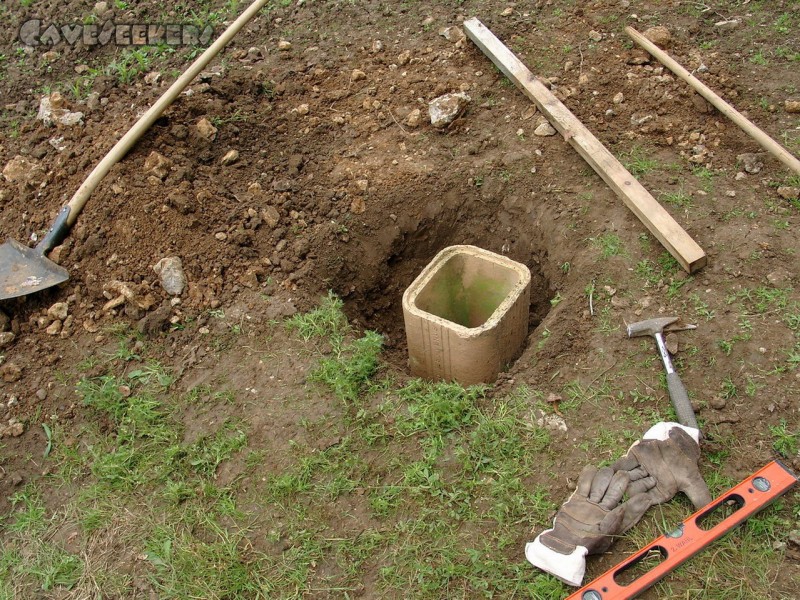 Randdesacker Erdfall: Schamottrohre, die uns von der Bauunternehmung Wieser Allersberg zu Verfügung gestellt wurden, wurden eingegraben.