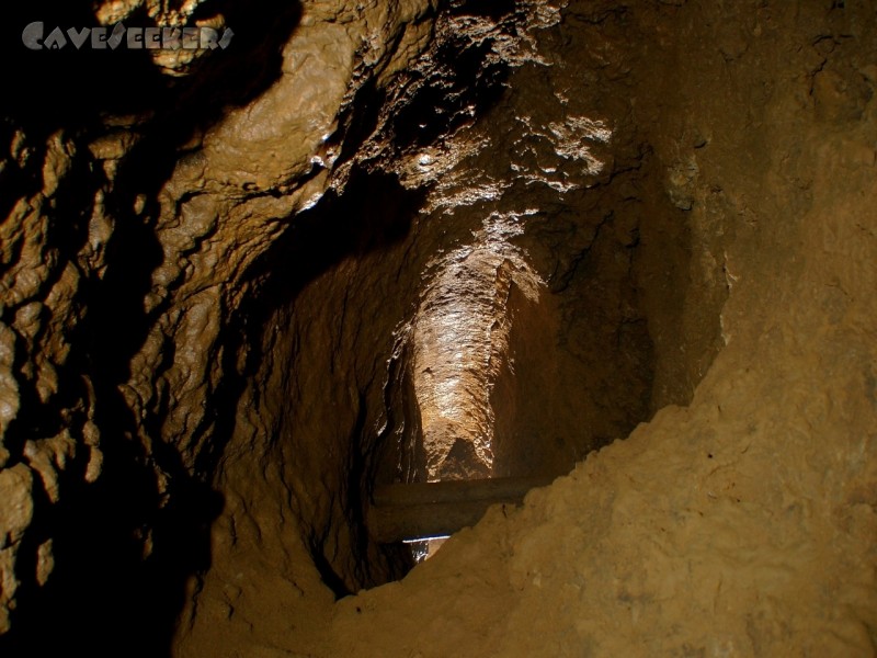 Rennerfelshöhle: Blick von der oberen Etage nach unten. Mittig hat ein Fachmann zwei Balken installiert.