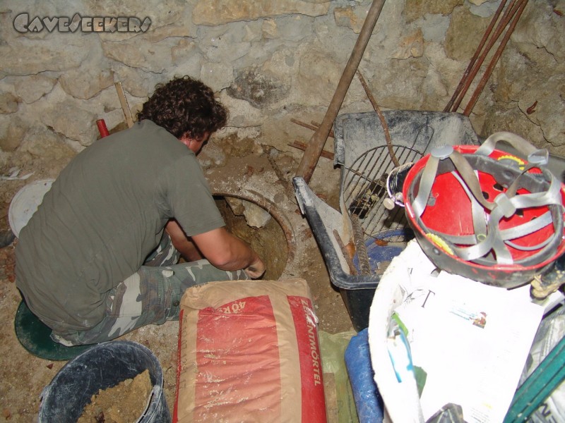 Rostnagelhöhle: Arbeiten an der zweiten Rostnagelhöhle. Zufällig gefunden, und unter einem Gullideckel aufbewahrt.