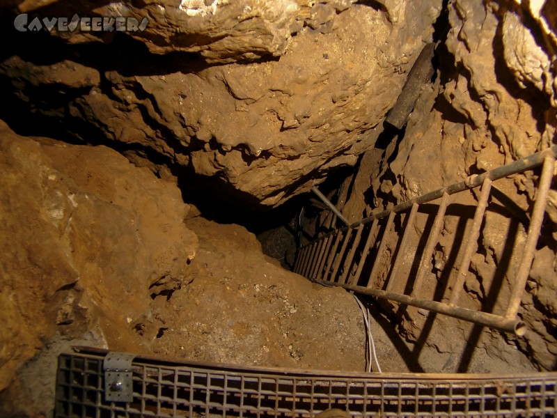 Rostnagelhöhle: Drähte an Leiter mit Podest.
