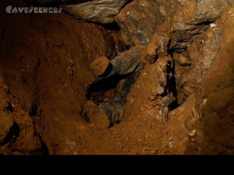 Rostnagelhöhle: Der Bohrer beim Erkämpfen von neuem Neuland im Spalt des fallenden Felsens.