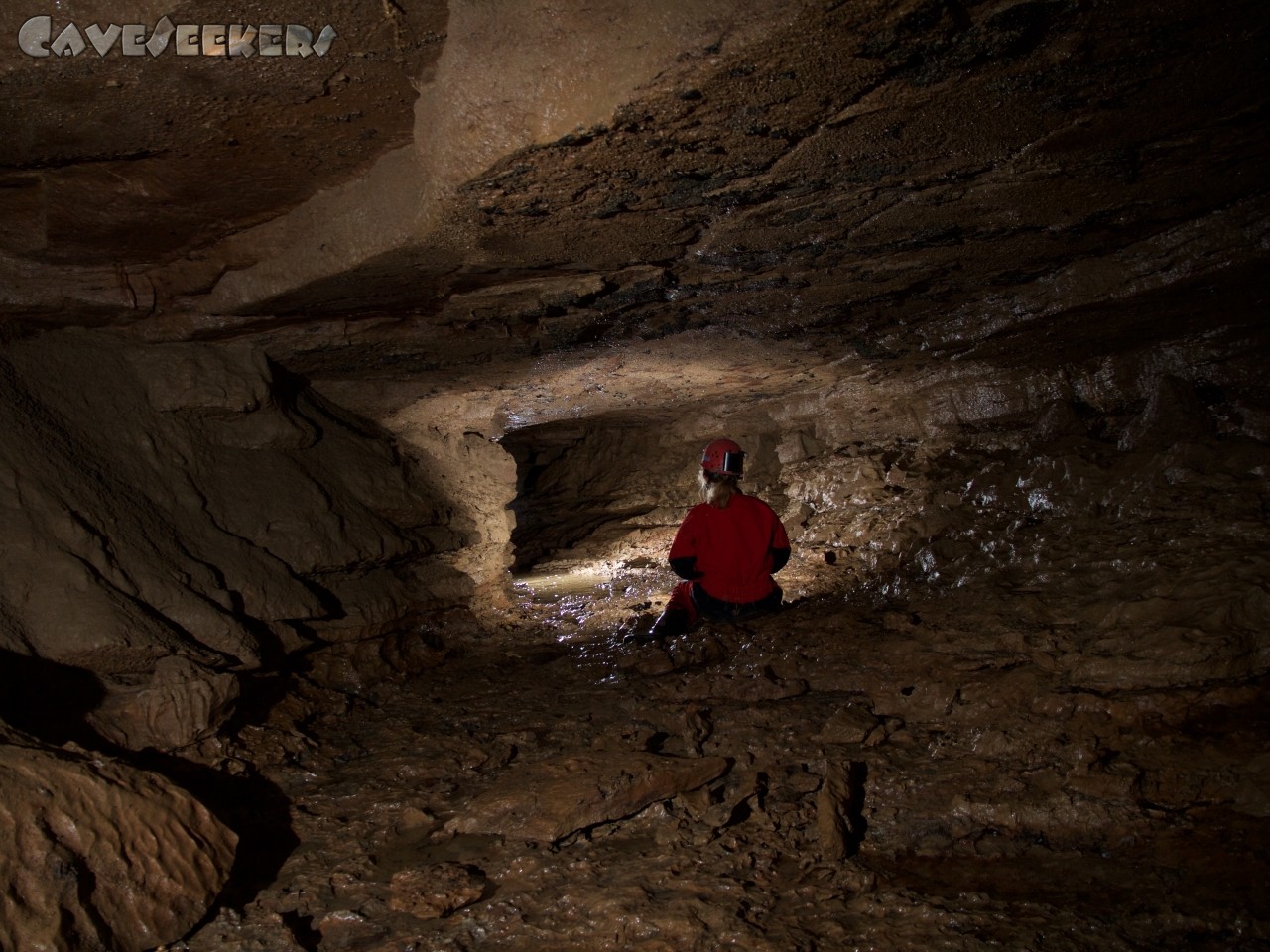 Schandtauber Höhle 2: Man erkennt den unangenehmen Charakter des Lochs: Harter, scharfkantiger Boden. Niedrige Decke. Feucht.